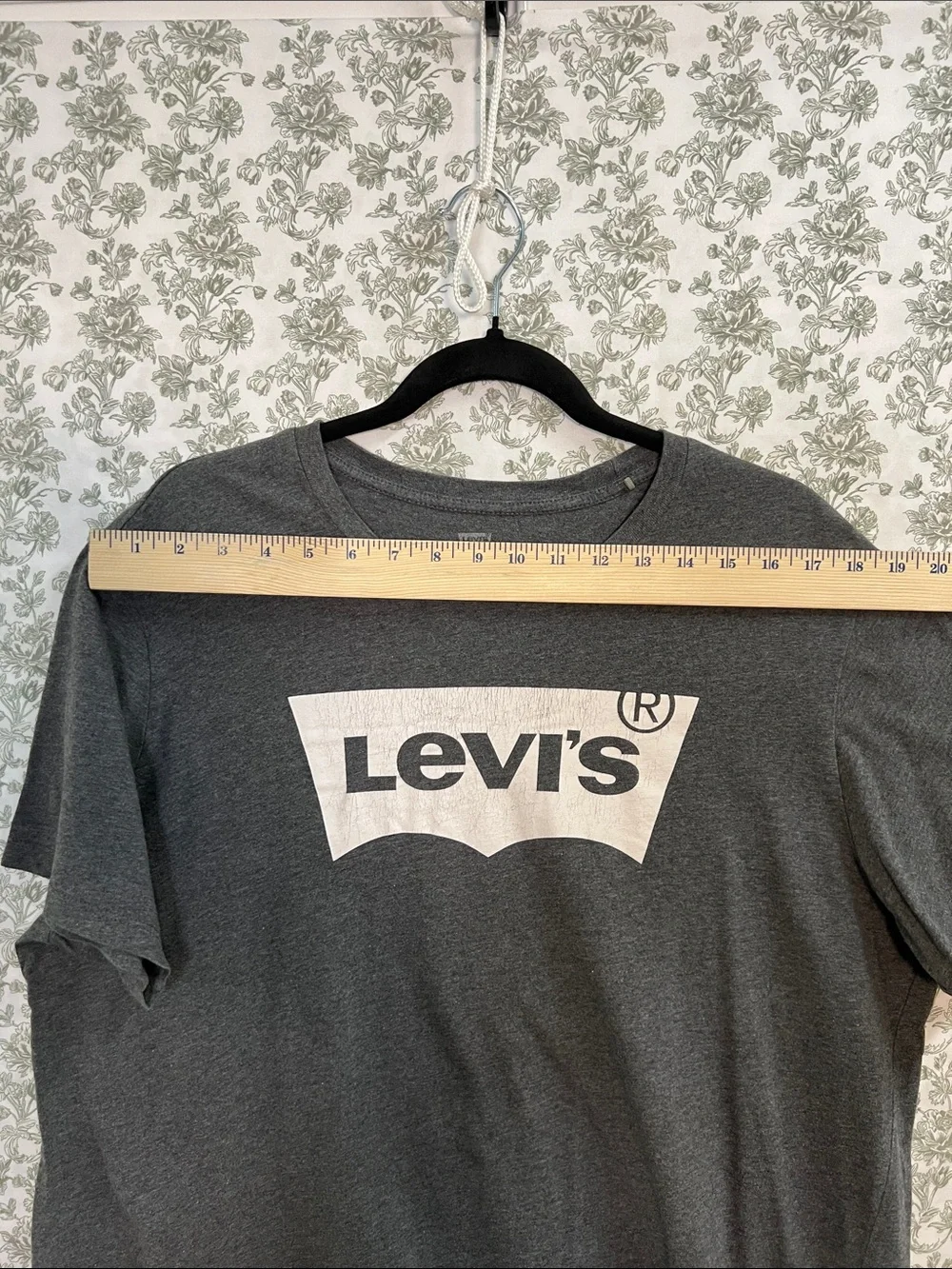 Levi's Charcoal Gray Logo Short-Sleeve Tee